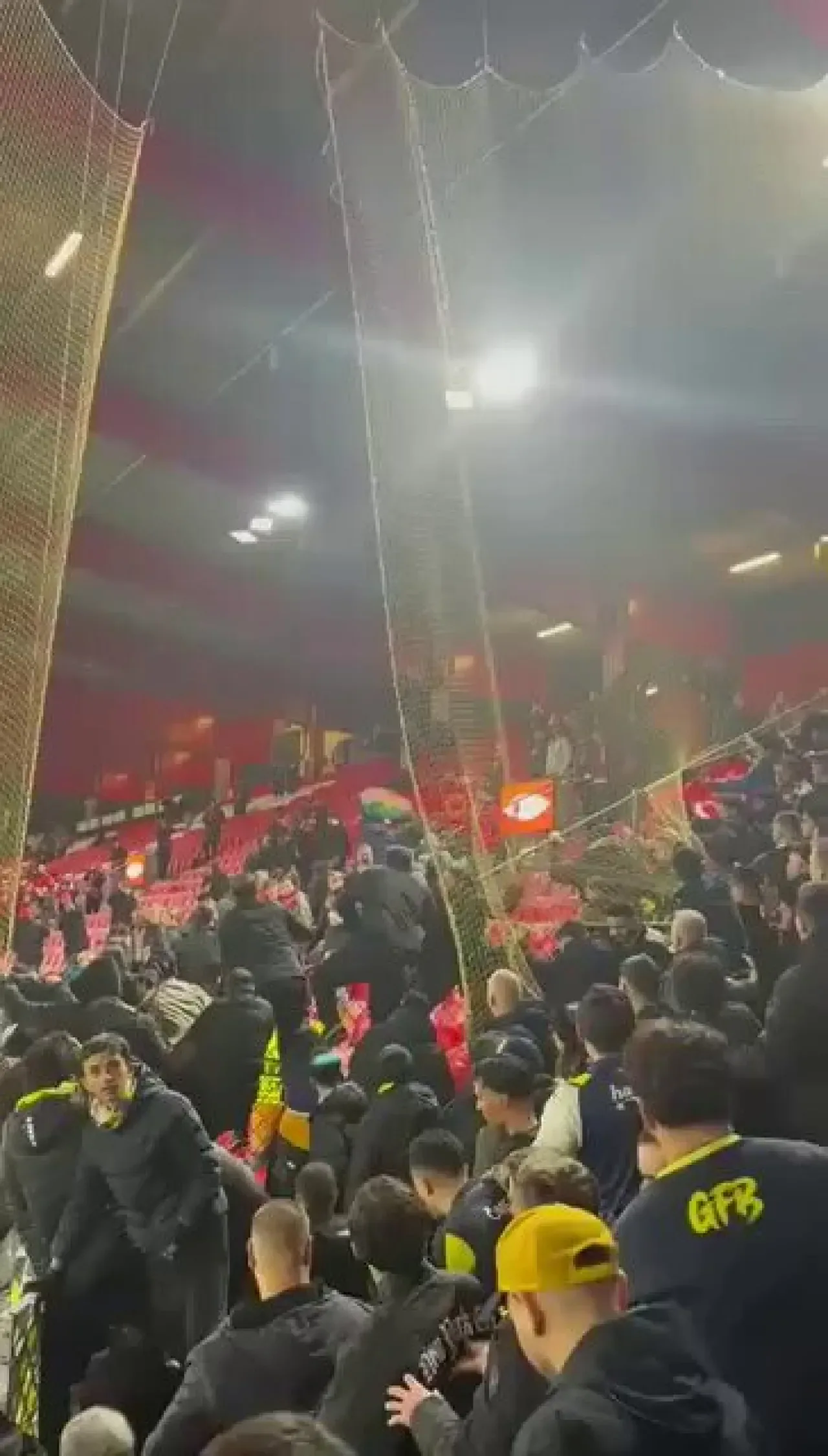 Fenerbahçe Taraftarları, Norveç'te Açılan Sözde Bayrağa Müdahale Etti Fenerbahçe Taraftarları, Norveç'te Açılan Sözde Bayrağa Müdahale Etti