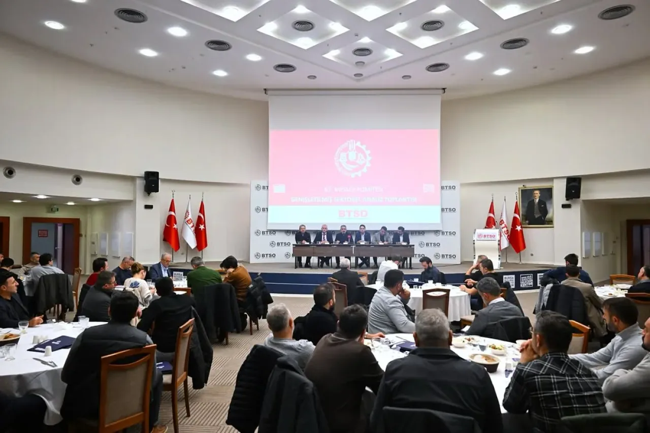 Bursa'da Kapı ve Pencere Sektörü Sorunlarını ve Çözüm Önerilerini Masaya Yatırdı Bursa'da Kapı ve Pencere Sektörü Sorunlarını ve Çözüm Önerilerini Masaya Yatırdı