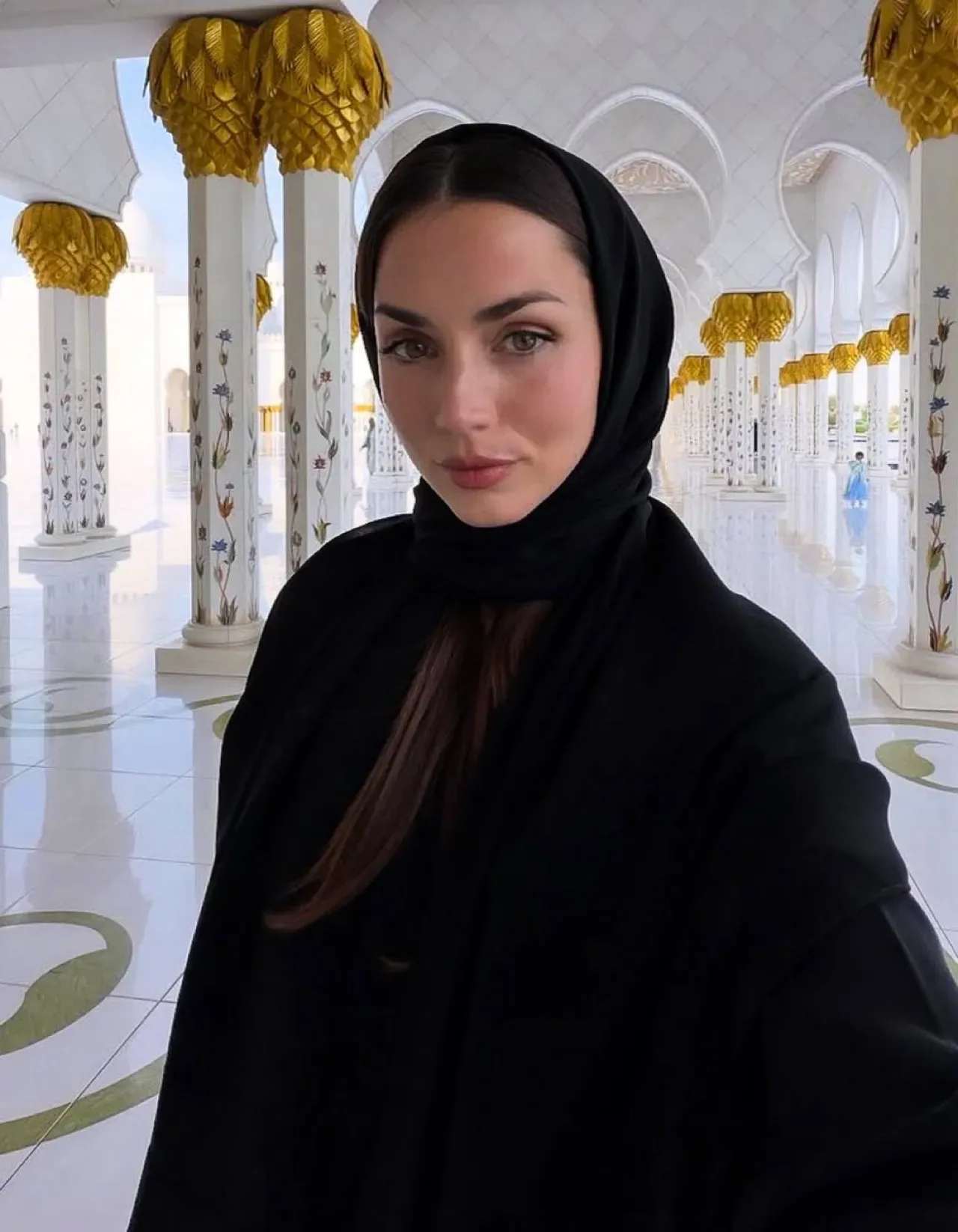 Ana de Armas, Abu Dabi'deki Şeyh Zayid Camii'ni Ziyaret Etti Ana de Armas, Abu Dabi'deki Şeyh Zayid Camii'ni Ziyaret Etti