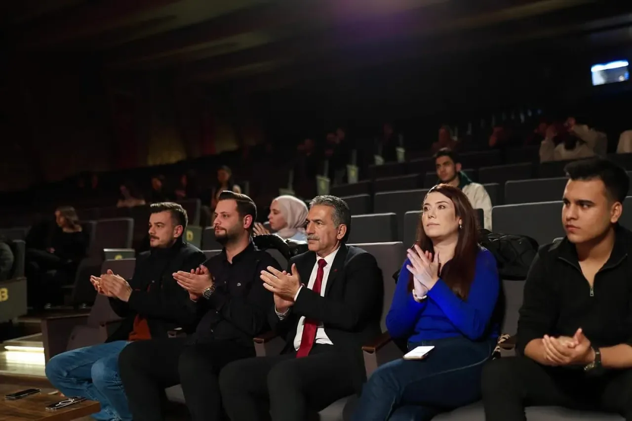 Gemlik'te Genç Tiyatro Topluluğundan Duygu Yüklü Şiir Dinletisi Gemlik'te Genç Tiyatro Topluluğundan Duygu Yüklü Şiir Dinletisi