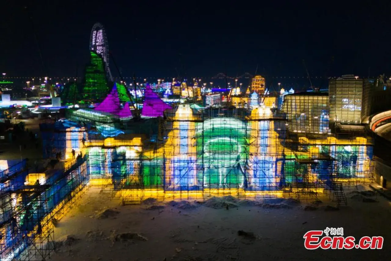 Harbin Buz ve Kar Dünyası'nda Dev Ana Kule Tamamlandı Harbin Buz ve Kar Dünyası'nda Dev Ana Kule Tamamlandı
