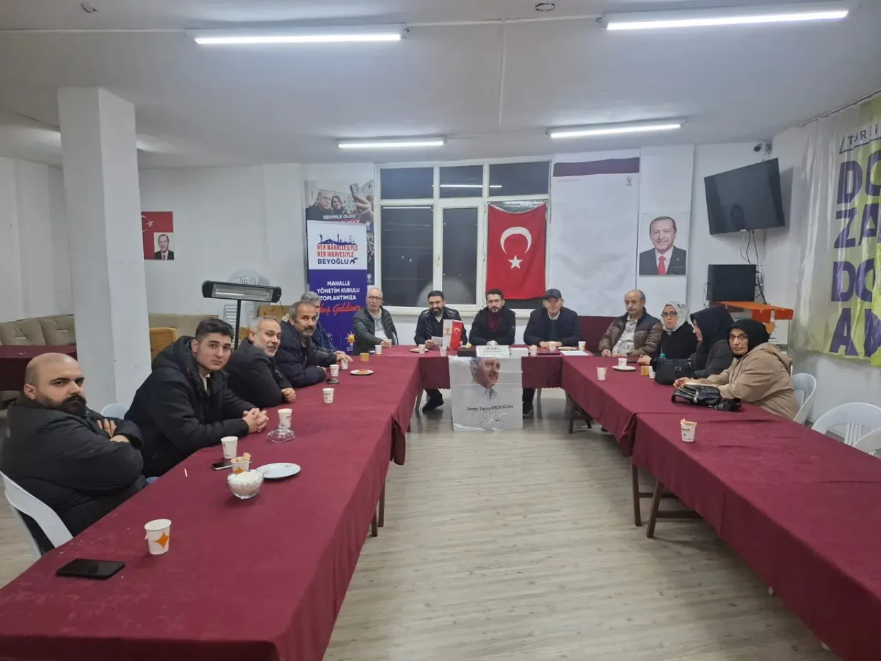 AK Parti Beyoğlu'nda Piyalepaşa Mahalle Toplantısı Yapıldı AK Parti Beyoğlu'nda Piyalepaşa Mahalle Toplantısı Yapıldı