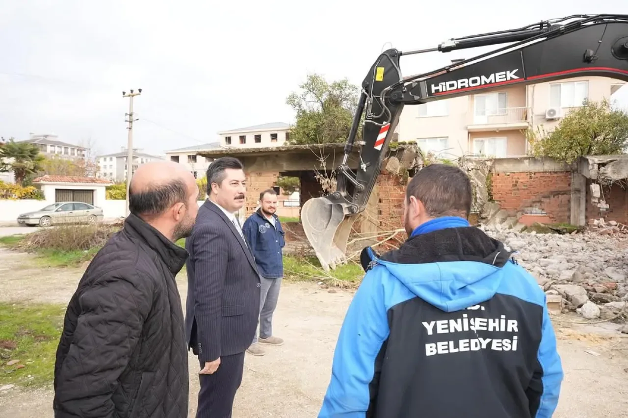 Yenişehir Belediyesi, İlçedeki Metruk Binaları Yıkarak Güvenliği Artırıyor Yenişehir Belediyesi, İlçedeki Metruk Binaları Yıkarak Güvenliği Artırıyor