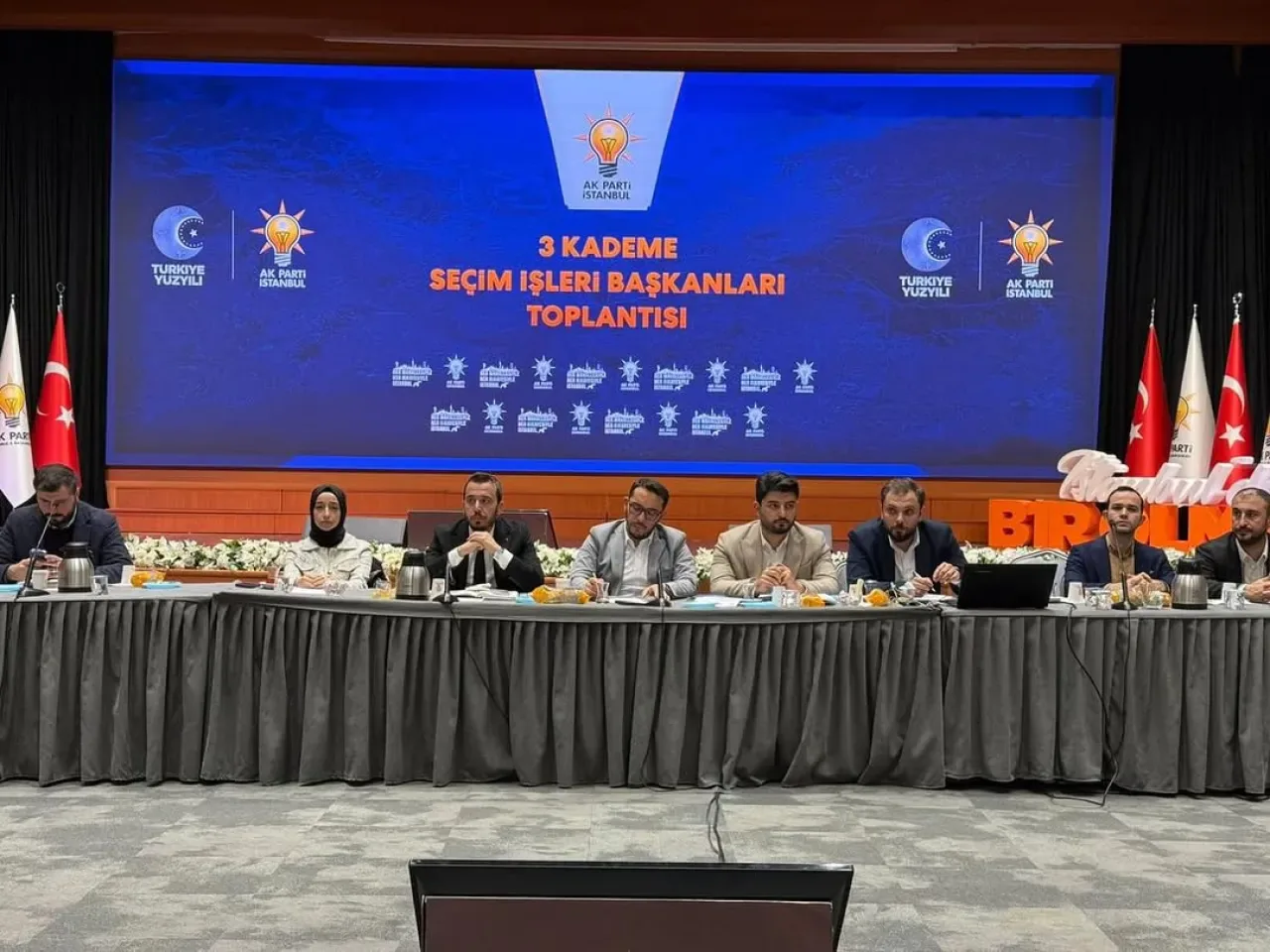 AK Parti İstanbul'da Seçim Hazırlıkları Tüm Hızıyla Sürüyor AK Parti İstanbul'da Seçim Hazırlıkları Tüm Hızıyla Sürüyor