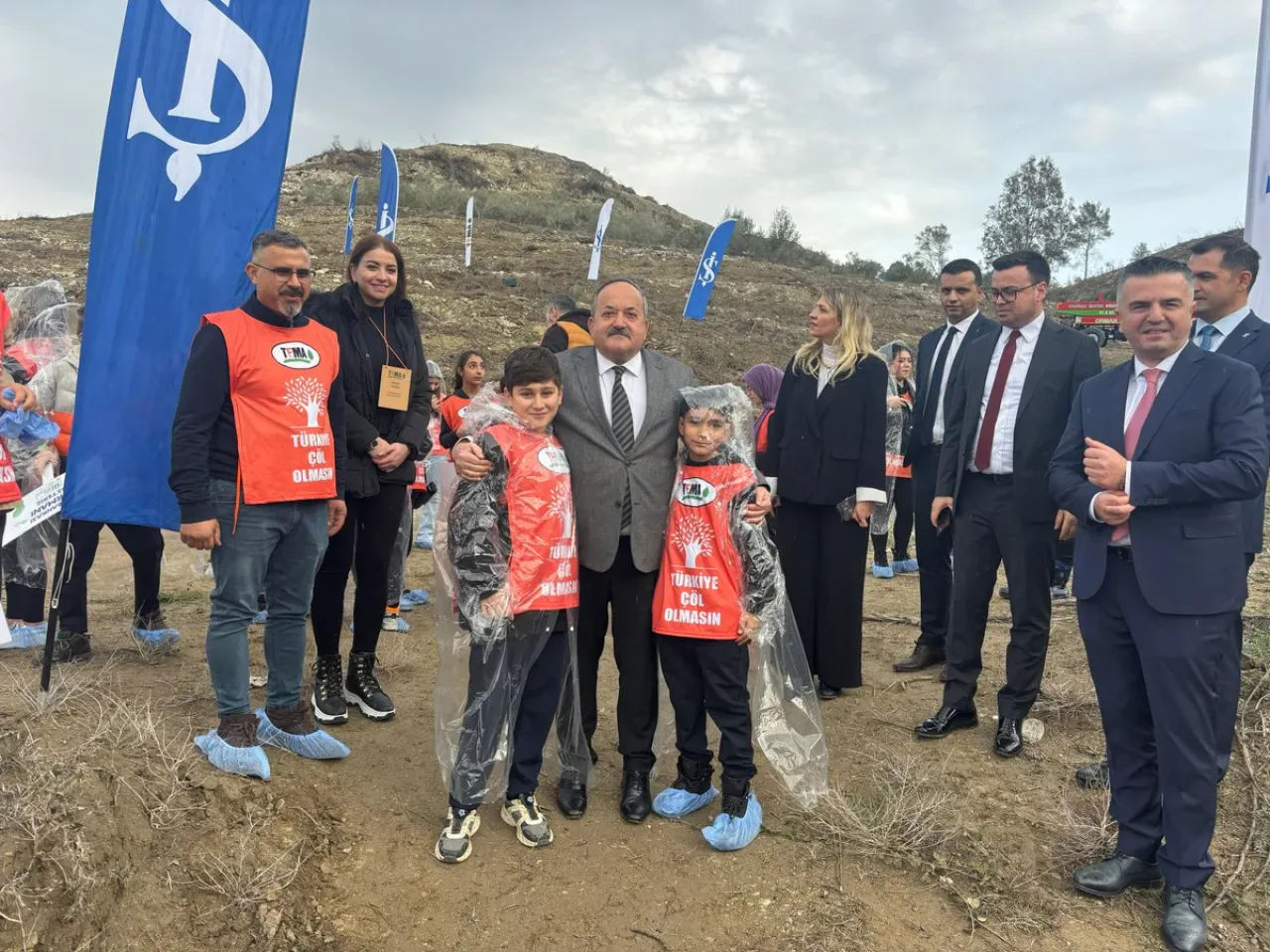 Seyhan'da Öğrenciler ve Kaymakam Fidan Dikimi Gerçekleştirdi Seyhan'da Öğrenciler ve Kaymakam Fidan Dikimi Gerçekleştirdi