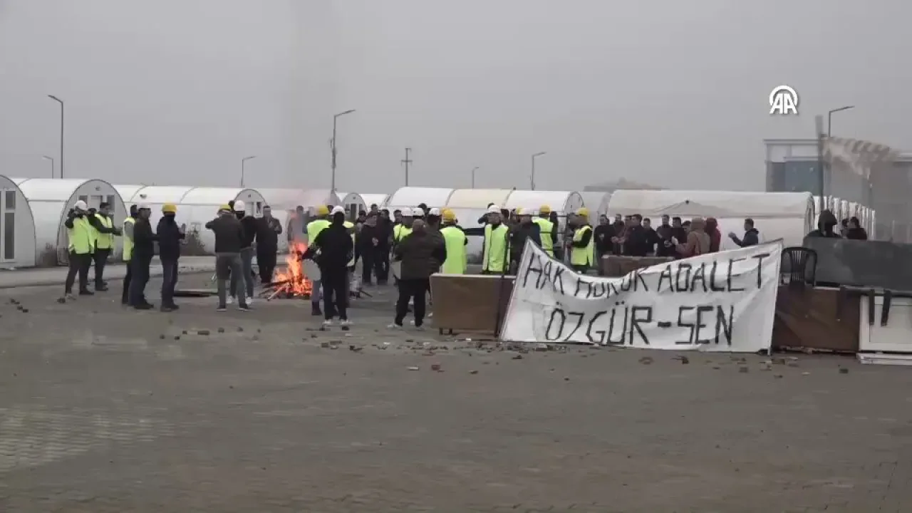 Adana Milletvekili Bulut'tan Grev Tatbikatına Sert Tepki: "İşçilere Gözdağı Veriliyor" Adana Milletvekili Bulut'tan Grev Tatbikatına Sert Tepki: "İşçilere Gözdağı Veriliyor"