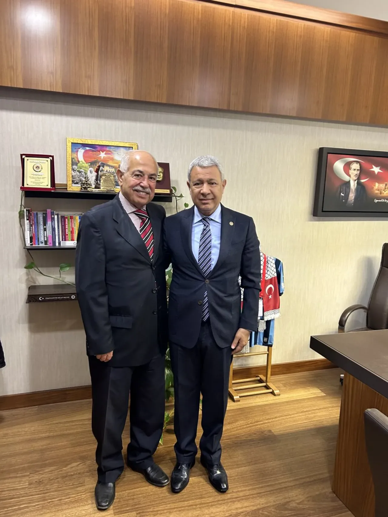 CHP'li Orhan Sümer, Eski Bakan Halit Dağlı'yı TBMM'de Ağırladı CHP'li Orhan Sümer, Eski Bakan Halit Dağlı'yı TBMM'de Ağırladı
