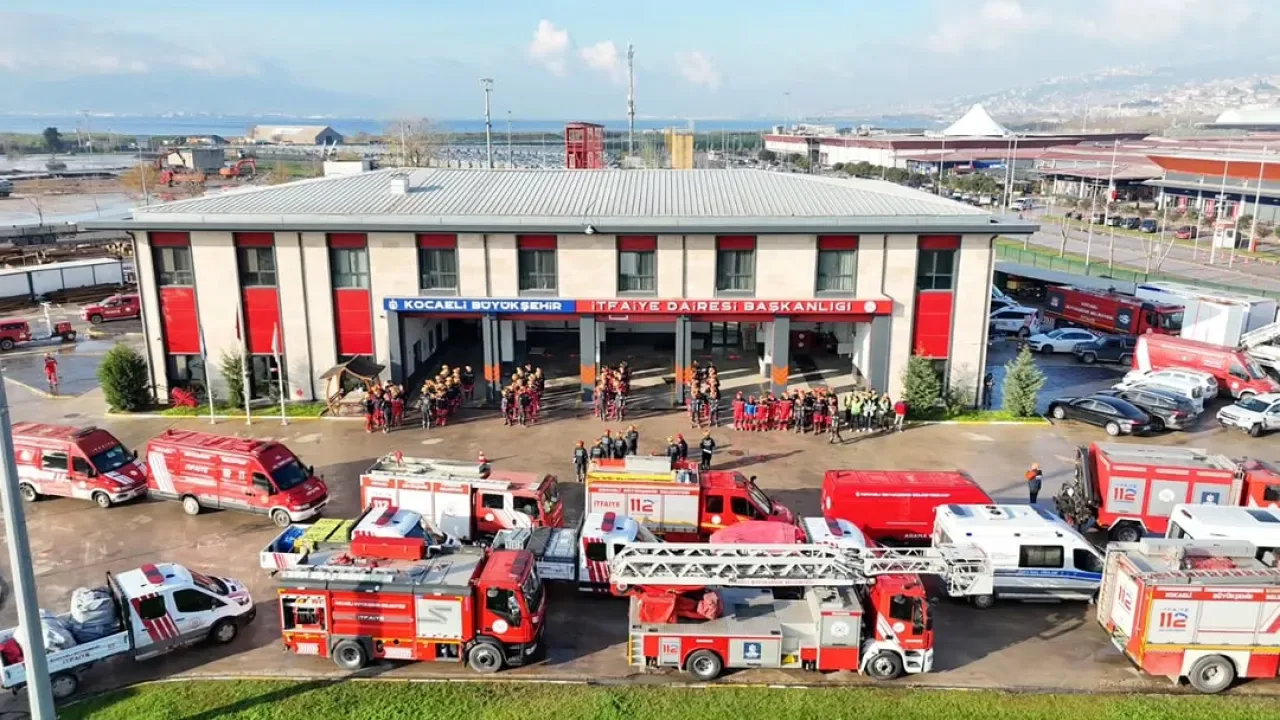 Kocaeli İtfaiyesi, Afetlere Hazırlık Tatbikatında Hızır 41 Tırları ile Yemek Dağıtımını Gerçekleştirdi Kocaeli İtfaiyesi, Afetlere Hazırlık Tatbikatında Hızır 41 Tırları ile Yemek Dağıtımını Gerçekleştirdi