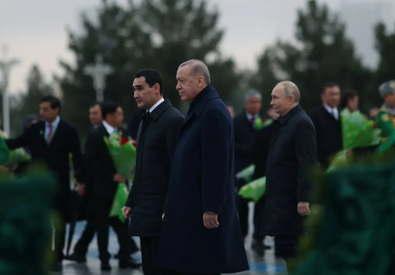 Recep Tayyip Erdoğan Türkmenistan'da Tarafsızlık Anıtı'na Çelenk Bıraktı Recep Tayyip Erdoğan Türkmenistan'da Tarafsızlık Anıtı'na Çelenk Bıraktı