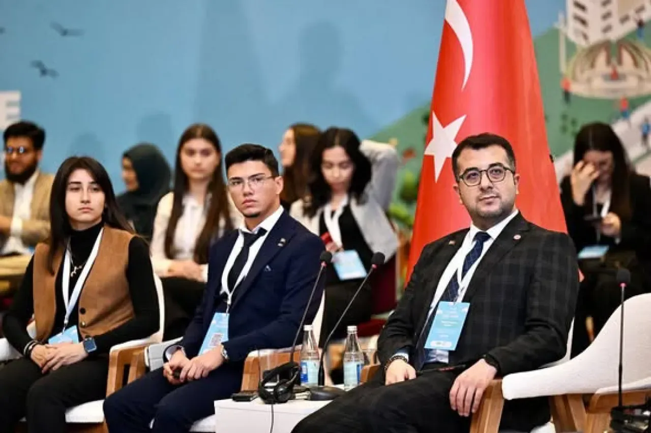 Adanalı Öğrenci D-8 Gençlik Diyaloğu'nda Türkiye'yi Temsil Etti Adanalı Öğrenci D-8 Gençlik Diyaloğu'nda Türkiye'yi Temsil Etti