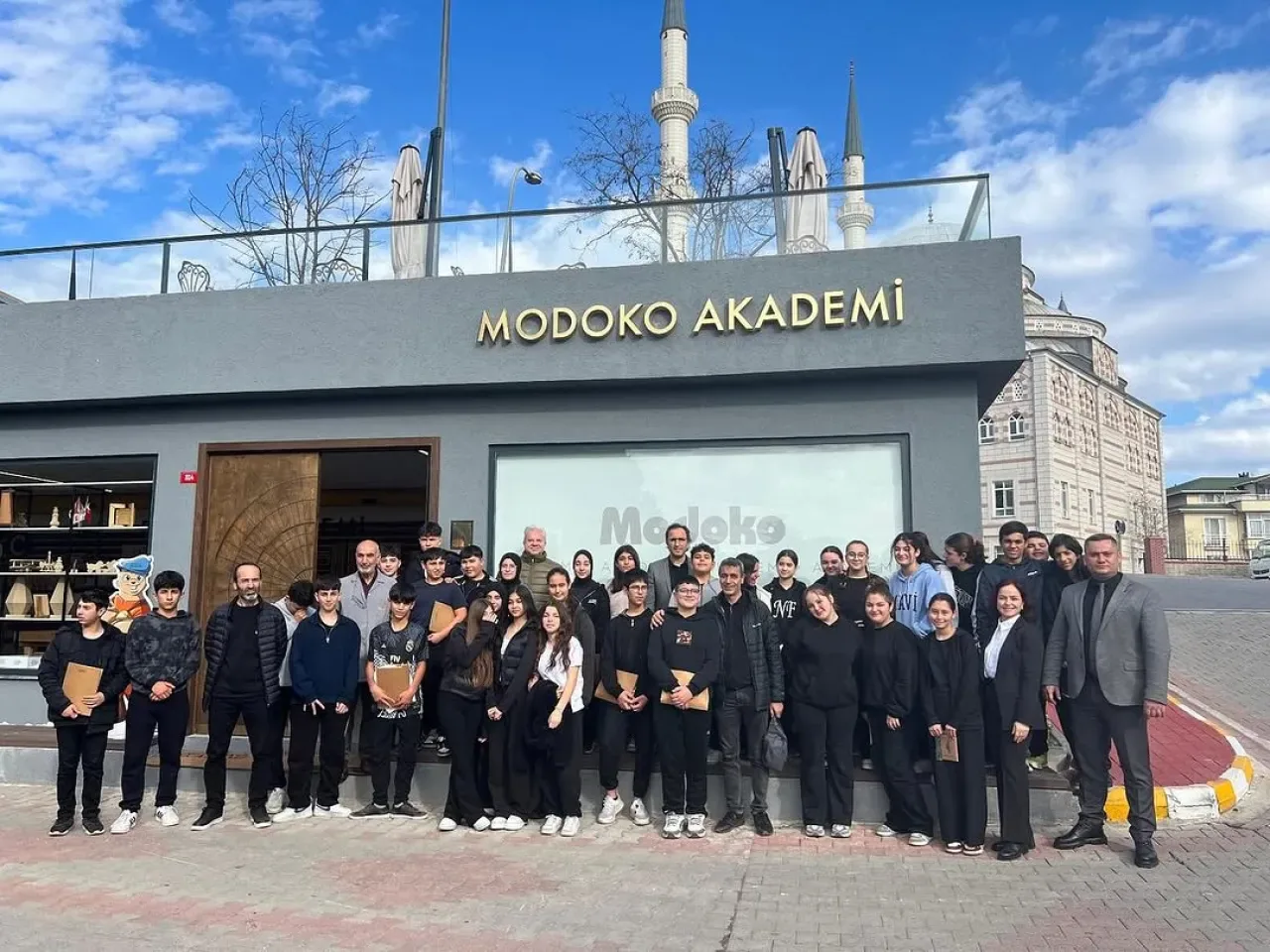 Ümraniye'de Ortaokul Öğrencileri Mesleki Tanıtım ile Mobilya Sektörünü Keşfediyor Ümraniye'de Ortaokul Öğrencileri Mesleki Tanıtım ile Mobilya Sektörünü Keşfediyor