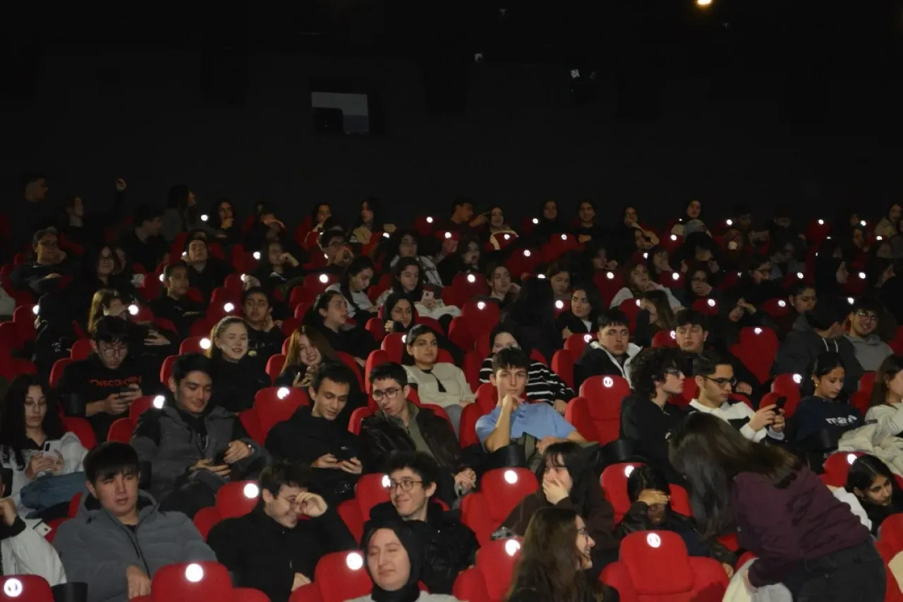 Ümraniye Gençlik Meclisi, Lise Öğrencileriyle Adile Naşit Filmini İzledi Ümraniye Gençlik Meclisi, Lise Öğrencileriyle Adile Naşit Filmini İzledi