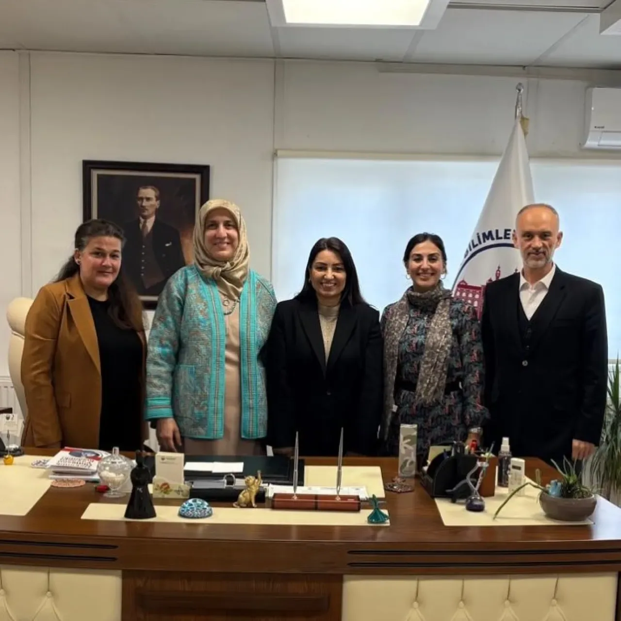 Hamidiye Diş Hekimliği Fakültesi Yönetimi, Meslek Yüksekokulu Müdürü Karabela'yı Ziyaret Etti Hamidiye Diş Hekimliği Fakültesi Yönetimi, Meslek Yüksekokulu Müdürü Karabela'yı Ziyaret Etti