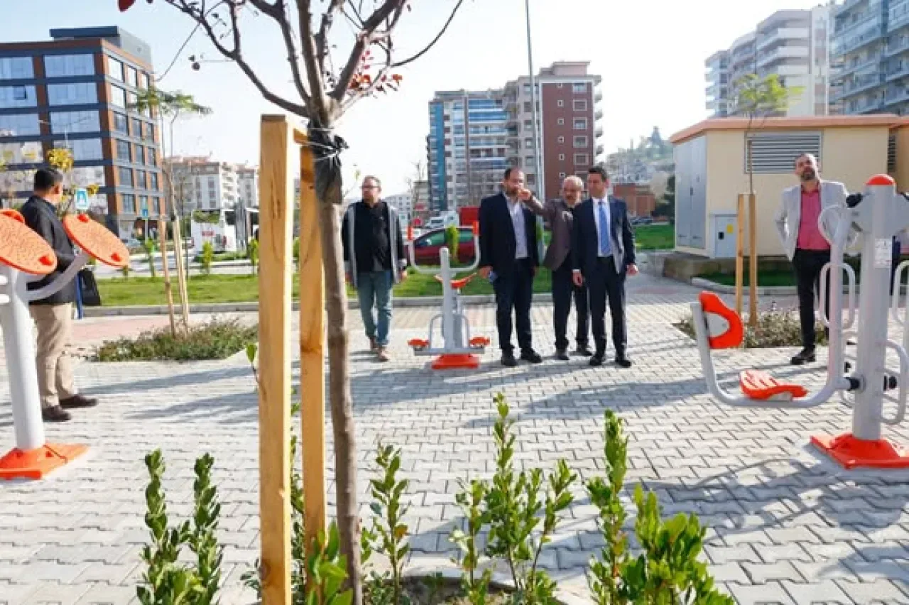 İzmir Bayraklı'da Yeni Park Alanı Çalışmaları Sürüyor İzmir Bayraklı'da Yeni Park Alanı Çalışmaları Sürüyor