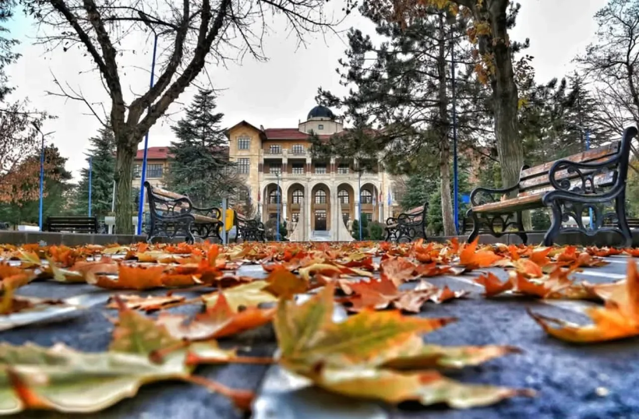 Ankara Gazi Üniversitesi: Köklü Bir Eğitim Çınarı Ankara Gazi Üniversitesi: Köklü Bir Eğitim Çınarı