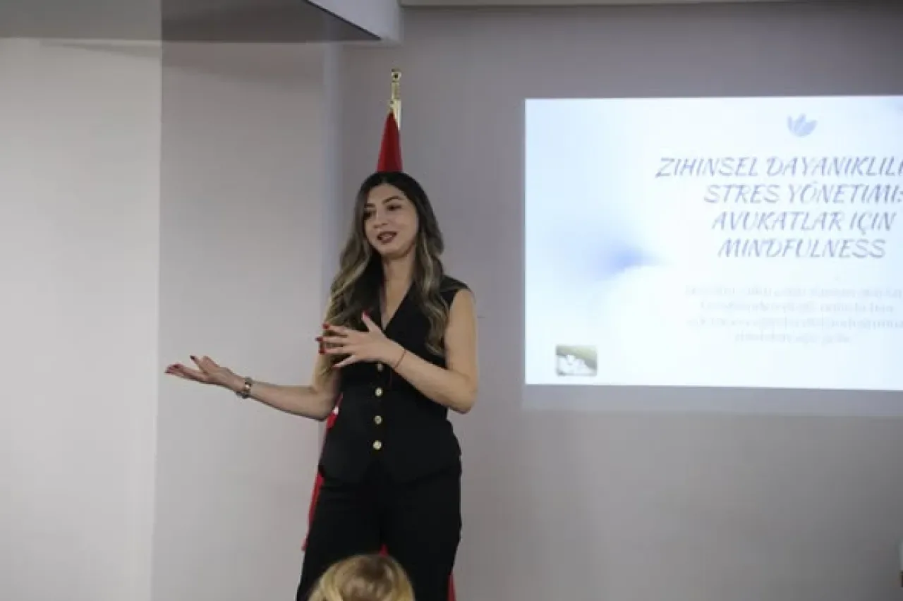 İstanbul Barosu'ndan Avukatlar İçin Mindfulness Eğitimi: Zihinsel Dayanıklılık ve Stres Yönetimi İstanbul Barosu'ndan Avukatlar İçin Mindfulness Eğitimi: Zihinsel Dayanıklılık ve Stres Yönetimi