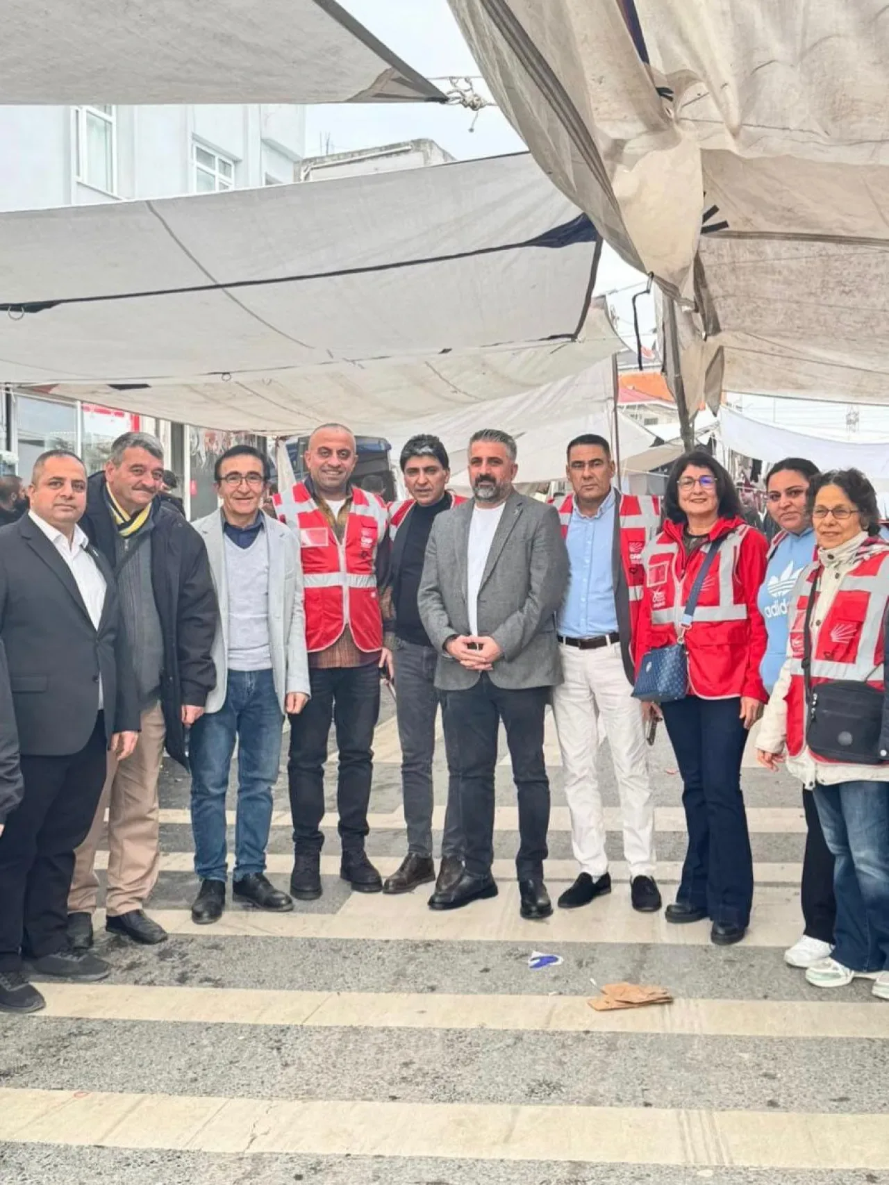 CHP Ataşehir, Yeni Çamlıca Pazarında Vatandaş ve Esnafla Buluştu CHP Ataşehir, Yeni Çamlıca Pazarında Vatandaş ve Esnafla Buluştu