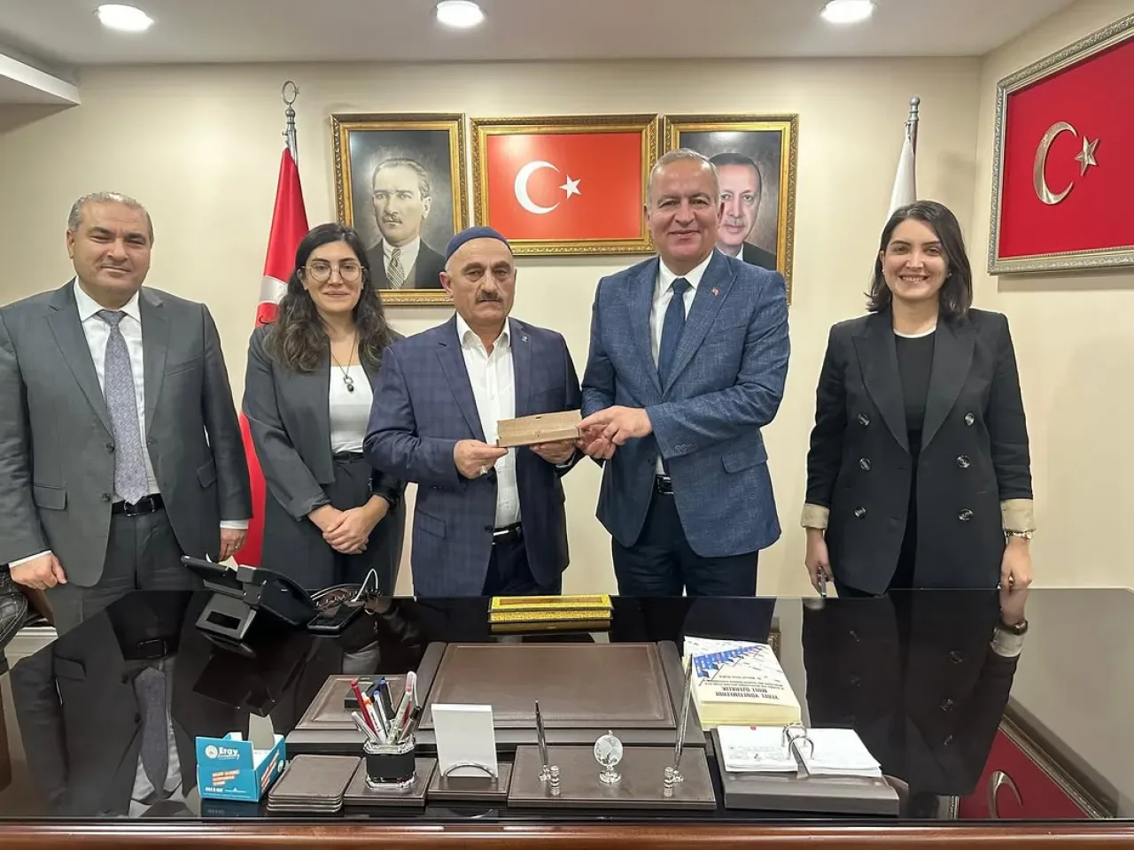 Gaziosmanpaşa'da AK Parti İlçe Başkanlığı'nda Önemli Ziyaret ve İstişareler Gaziosmanpaşa'da AK Parti İlçe Başkanlığı'nda Önemli Ziyaret ve İstişareler