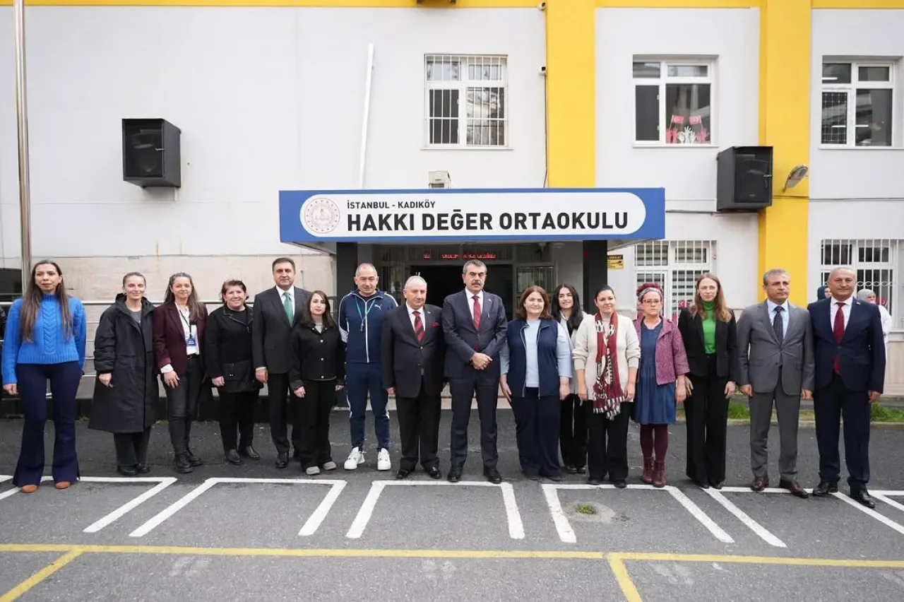 Millî Eğitim Bakanı Yusuf Tekin, Kadıköy'deki Okulları Ziyaret Etti Millî Eğitim Bakanı Yusuf Tekin, Kadıköy'deki Okulları Ziyaret Etti