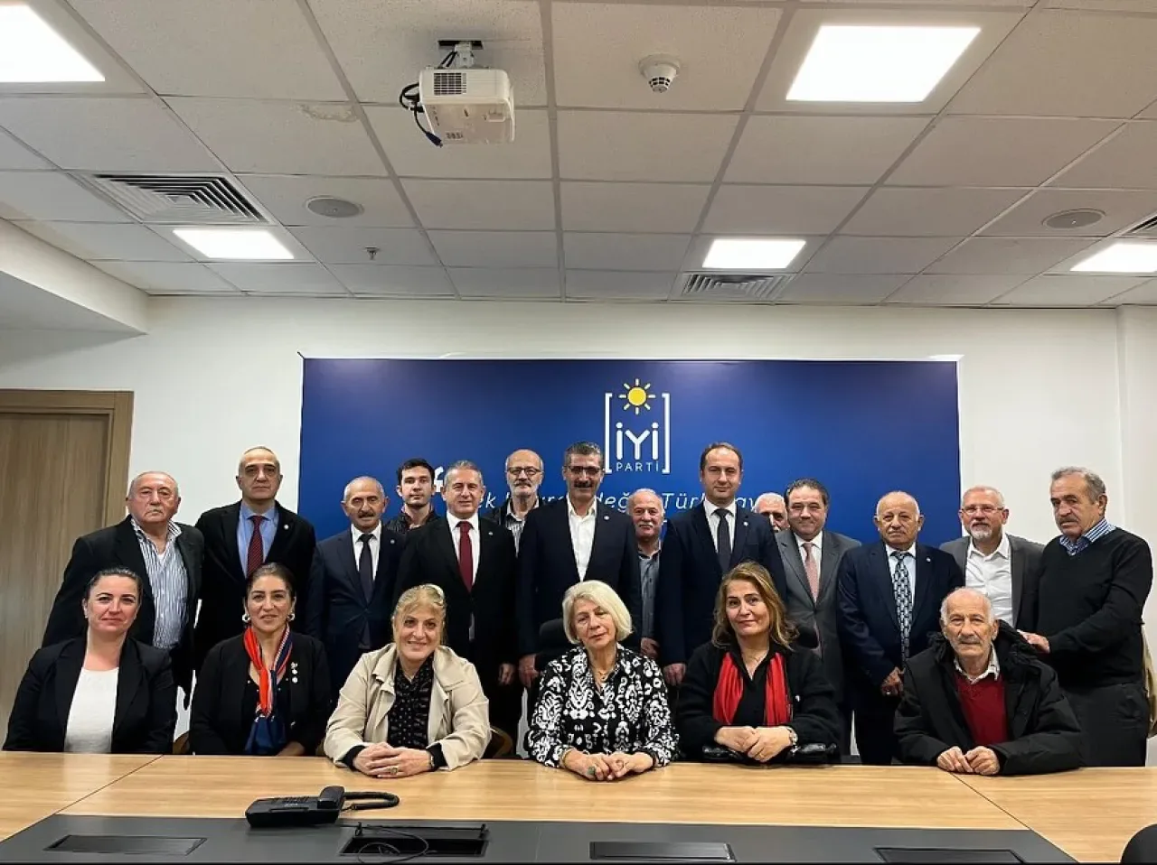 İYİ Parti İstanbul Teşkilatında Ziyaret ve Dayanışma Ruhu İYİ Parti İstanbul Teşkilatında Ziyaret ve Dayanışma Ruhu