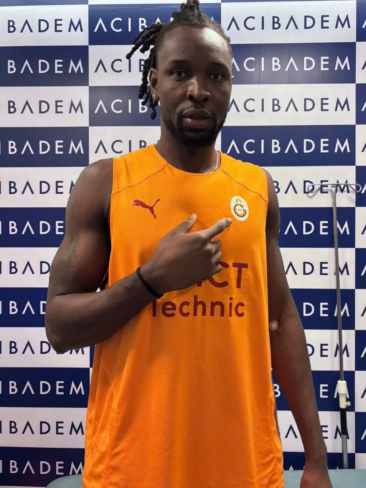 Galatasaray'lı Yeni Transfer Clifford Omuruyi Sağlık Kontrolünden Geçti Galatasaray'lı Yeni Transfer Clifford Omuruyi Sağlık Kontrolünden Geçti