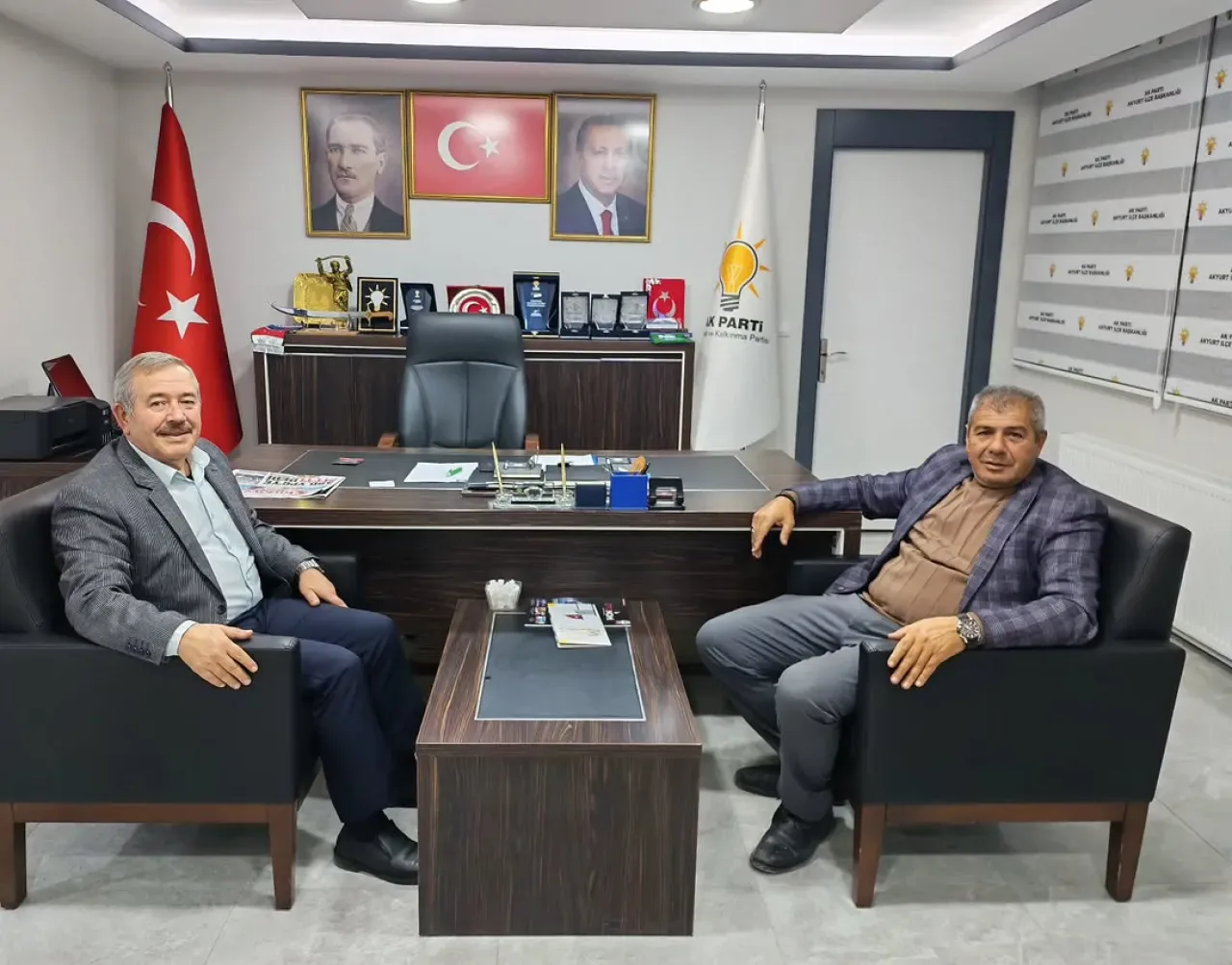 Akyurt'ta Siyasi ve Sivil Toplum Buluşması: AK Parti İlçe Teşkilatından Dernek Başkanına Ziyaret Akyurt'ta Siyasi ve Sivil Toplum Buluşması: AK Parti İlçe Teşkilatından Dernek Başkanına Ziyaret