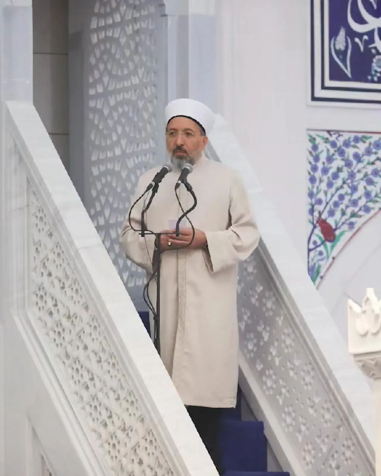 Diyanet İşleri Başkanı Prof. Dr. Safi Arpaguş'un Hutbesi: Dünya Ahiretin Tarlasıdır Diyanet İşleri Başkanı Prof. Dr. Safi Arpaguş'un Hutbesi: Dünya Ahiretin Tarlasıdır