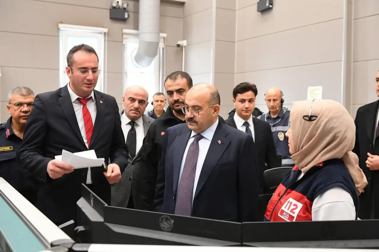 Balıkesir Valisi Ustaoğlu, Acil Çağrı Merkezlerinde İncelemelerde Bulundu Balıkesir Valisi Ustaoğlu, Acil Çağrı Merkezlerinde İncelemelerde Bulundu