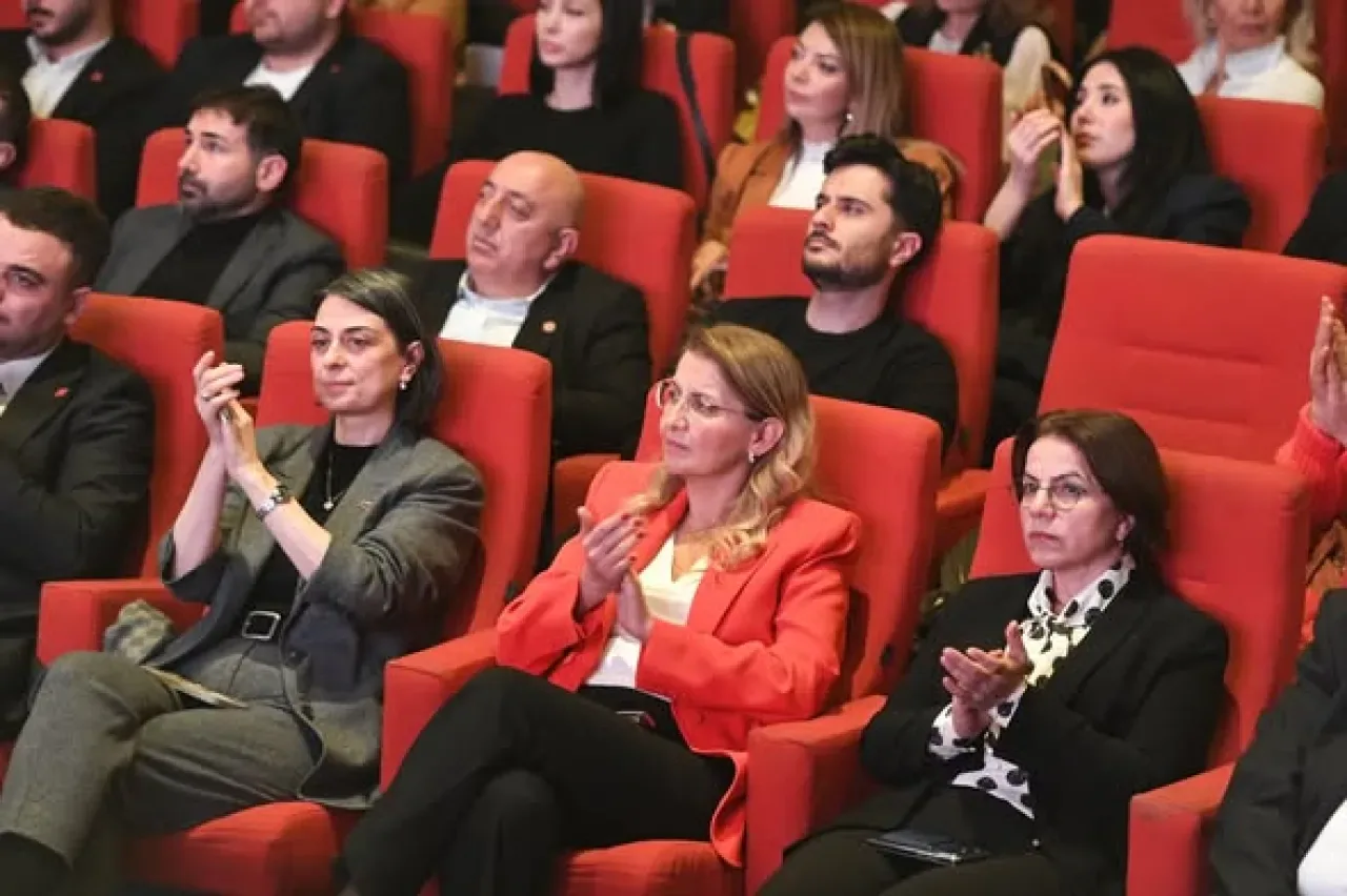 CHP'li Ovalıoğlu, İmamoğlu ve Tutuklu Arkadaşları İçin Mücadele Sözü Verdi CHP'li Ovalıoğlu, İmamoğlu ve Tutuklu Arkadaşları İçin Mücadele Sözü Verdi
