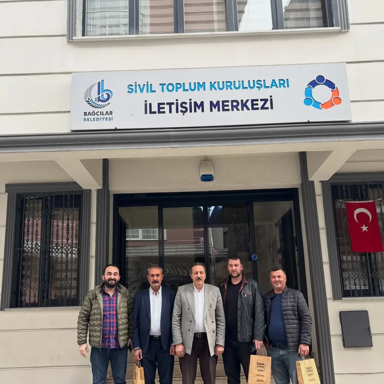 Bağcılar Belediyesi'nden Çanakkale'deki Yangınzedelere Ziyaret Bağcılar Belediyesi'nden Çanakkale'deki Yangınzedelere Ziyaret