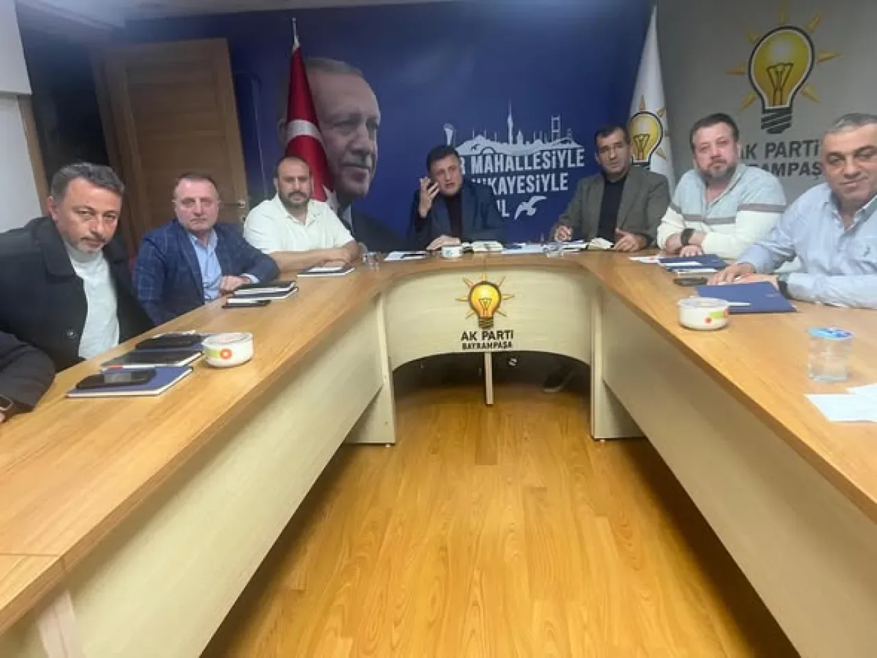 AK Parti Bayrampaşa'da Mahalle Başkanları ile Strateji Toplantısı Düzenledi AK Parti Bayrampaşa'da Mahalle Başkanları ile Strateji Toplantısı Düzenledi