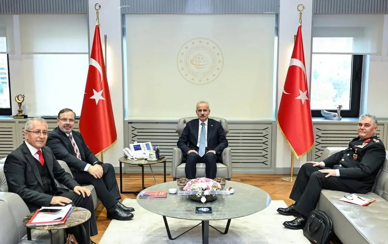 AK Partili Dalkılıç, Bakan Uraloğlu'na Ziyaret Gerçekleştirdi AK Partili Dalkılıç, Bakan Uraloğlu'na Ziyaret Gerçekleştirdi