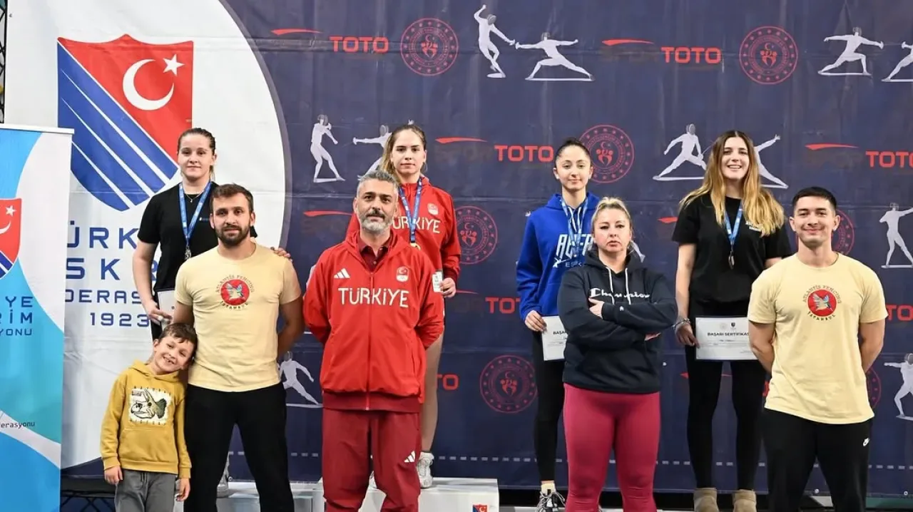 Ankara'da Düzenlenen Gençler Flöre Türkiye Şampiyonası'nda Alara Atmaca ve Kıvanç Kırtay Şampiyon Oldu Ankara'da Düzenlenen Gençler Flöre Türkiye Şampiyonası'nda Alara Atmaca ve Kıvanç Kırtay Şampiyon Oldu