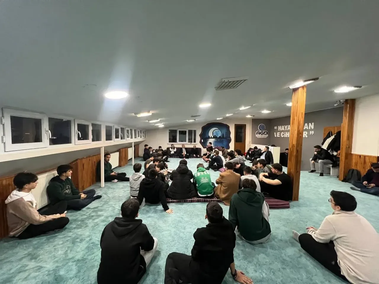 Bağcılar'da Anadolu Gençlik Derneği'nin Cuma Sohbeti ve Hediye Çekilişi Bağcılar'da Anadolu Gençlik Derneği'nin Cuma Sohbeti ve Hediye Çekilişi