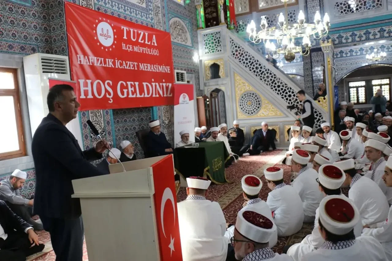 İstanbul Tuzla'da Hafızlık İcazet Merasimi Coşkuyla Gerçekleşti İstanbul Tuzla'da Hafızlık İcazet Merasimi Coşkuyla Gerçekleşti