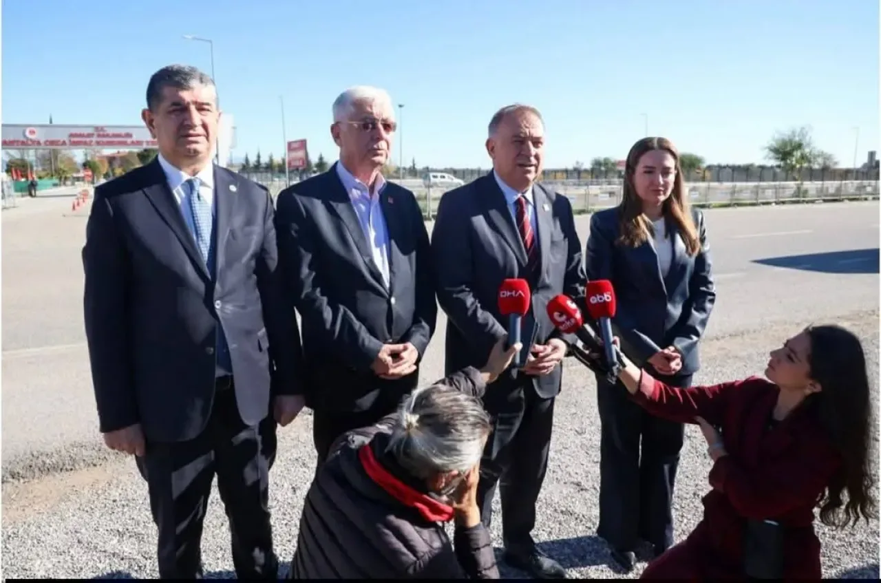 CHP'li Heyet, Antalya Büyükşehir Belediye Başkanı Muhittin Böcek'i Cezaevinde Ziyaret Etti CHP'li Heyet, Antalya Büyükşehir Belediye Başkanı Muhittin Böcek'i Cezaevinde Ziyaret Etti