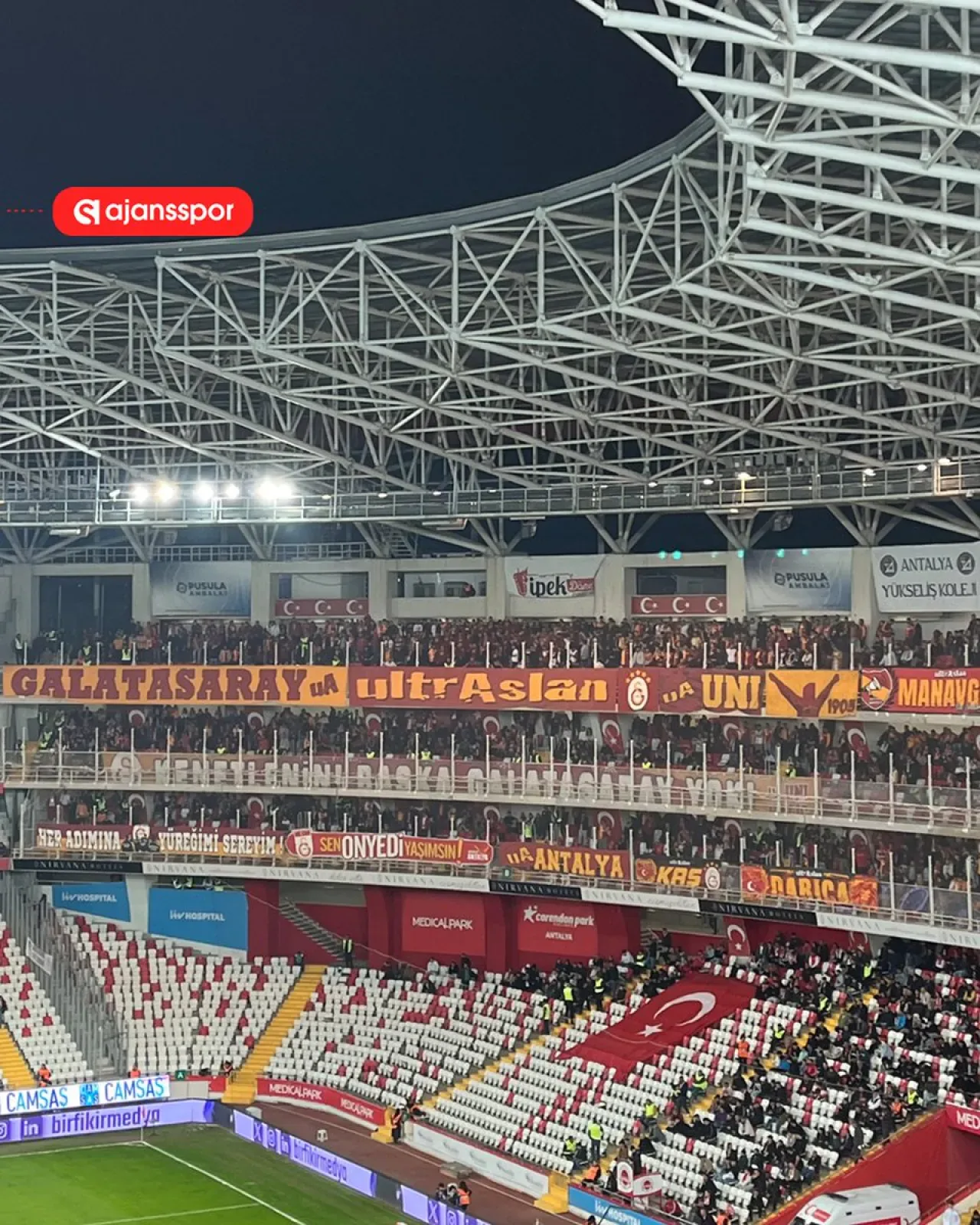 Galatasaray Taraftarı Antalya'da Toplanmaya Başladı Galatasaray Taraftarı Antalya'da Toplanmaya Başladı