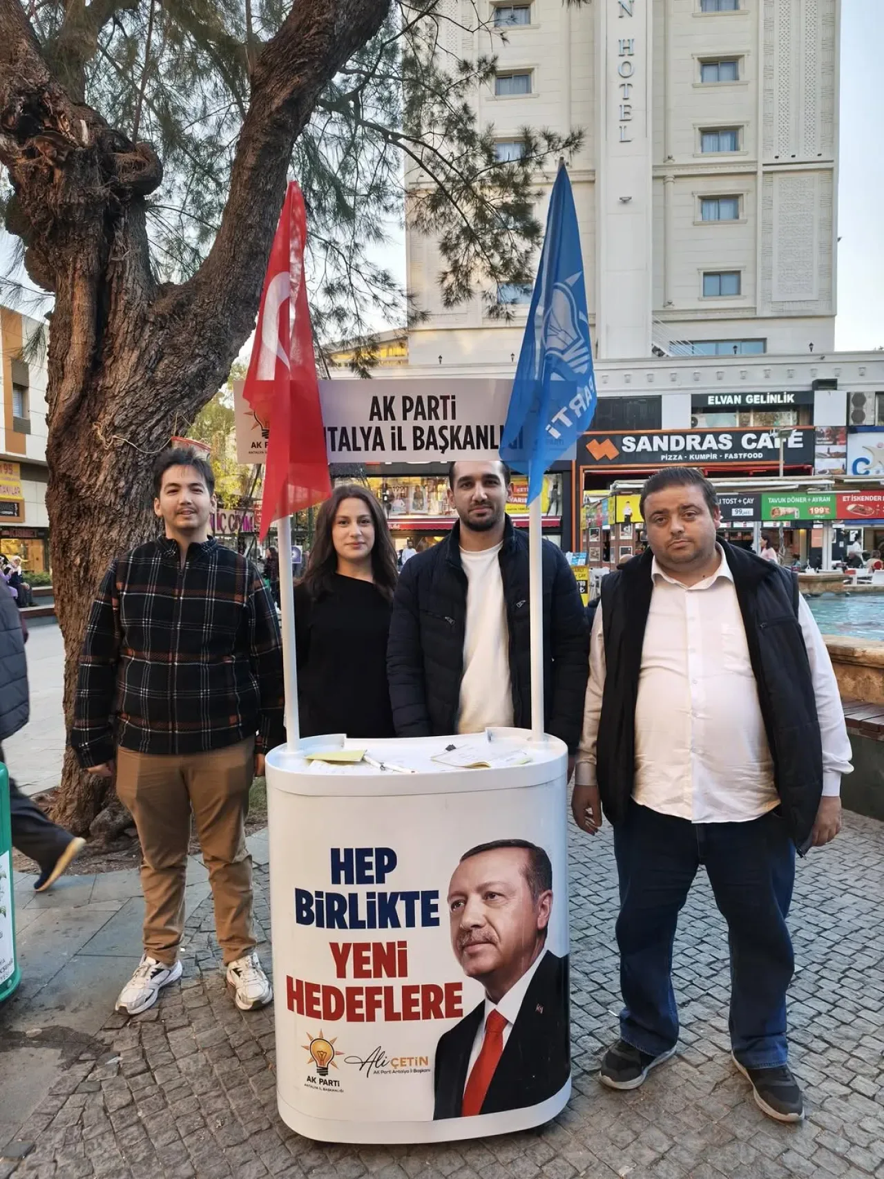AK Parti Muratpaşa Gençlik Kolları Sahada AK Parti Muratpaşa Gençlik Kolları Sahada