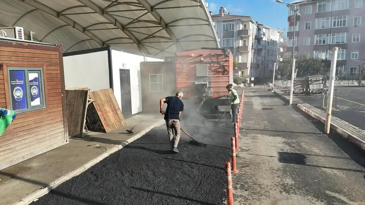 Çatalca'da Kış Öncesi Yol Onarım Çalışmaları Hız Kesmiyor Çatalca'da Kış Öncesi Yol Onarım Çalışmaları Hız Kesmiyor
