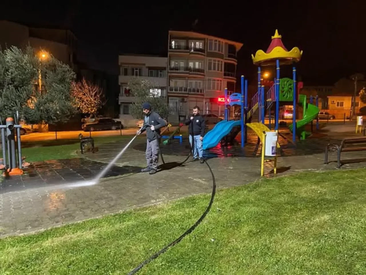 Edremit Belediyesi, Akşam Saatlerinde Park Temizlik Çalışmalarını Sürdürüyor Edremit Belediyesi, Akşam Saatlerinde Park Temizlik Çalışmalarını Sürdürüyor
