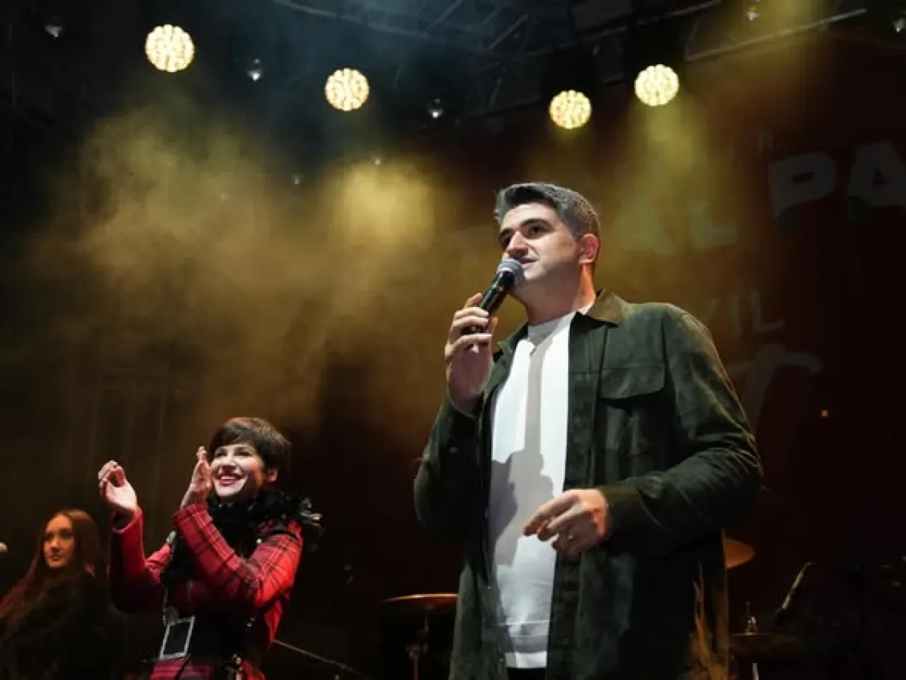 Ataşehir'de Yılbaşı Coşkusu Aydilge ile Festival Park'ta Yaşandı Ataşehir'de Yılbaşı Coşkusu Aydilge ile Festival Park'ta Yaşandı