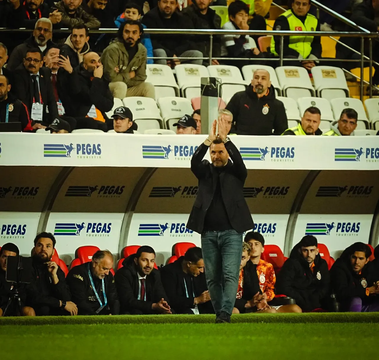 Galatasaray Teknik Direktörü Okan Buruk'tan Oyun Kurma Vurgusu Galatasaray Teknik Direktörü Okan Buruk'tan Oyun Kurma Vurgusu