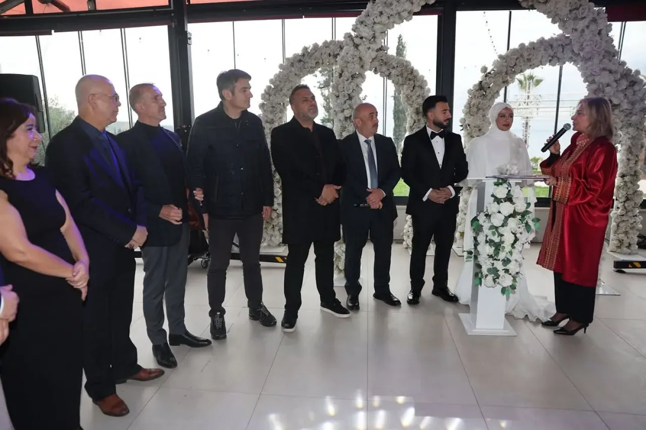 Darıcalı Çiftlerin Düğünlerine Belediye'den Anlamlı Ziyaret Darıcalı Çiftlerin Düğünlerine Belediye'den Anlamlı Ziyaret