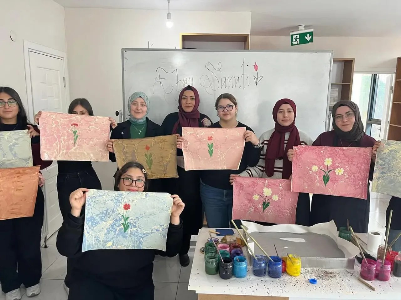Pendik'te Liseli Öğrenciler Ebru Sanatı ile Tanıştı Pendik'te Liseli Öğrenciler Ebru Sanatı ile Tanıştı