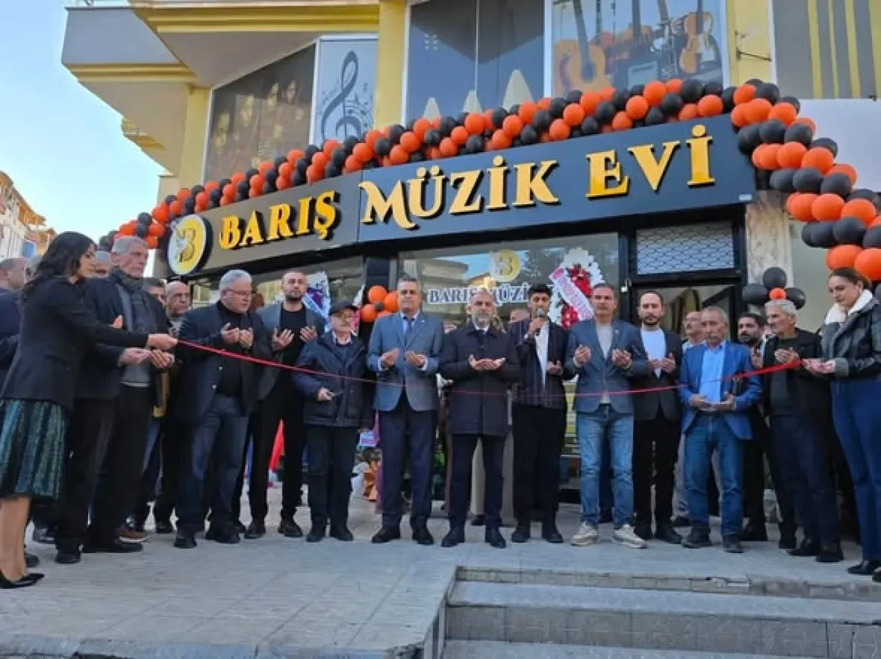 Nizip'te Sanat Rüzgarı: Barış Müzik Evi Açıldı Nizip'te Sanat Rüzgarı: Barış Müzik Evi Açıldı