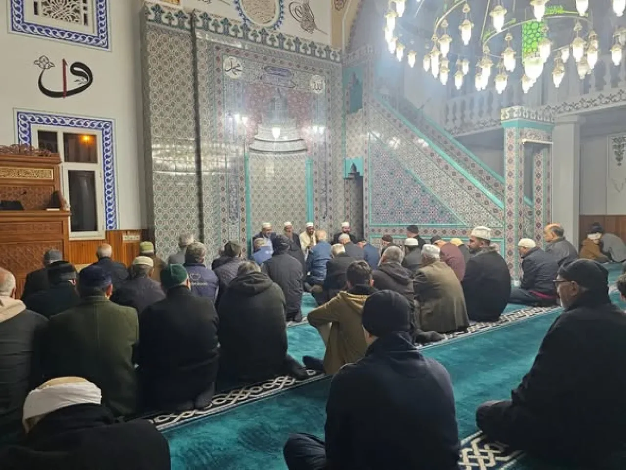 Yüreğir'de Sabah Namazı Buluşmaları Bayrak Camii'nde Gerçekleşti Yüreğir'de Sabah Namazı Buluşmaları Bayrak Camii'nde Gerçekleşti