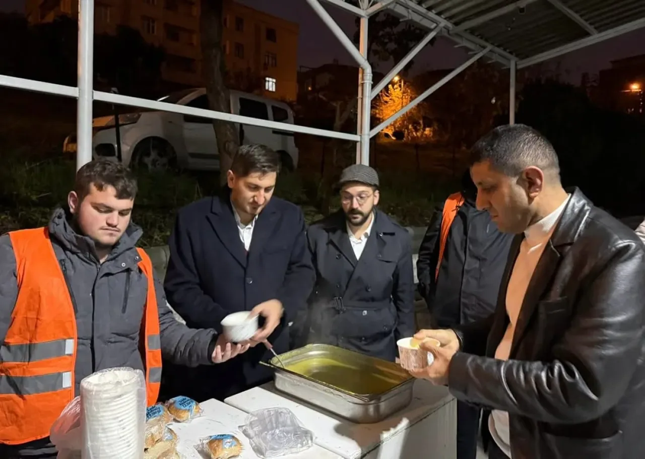 Küçükçekmece'de Gençler Sabah Namazında Buluştu Küçükçekmece'de Gençler Sabah Namazında Buluştu