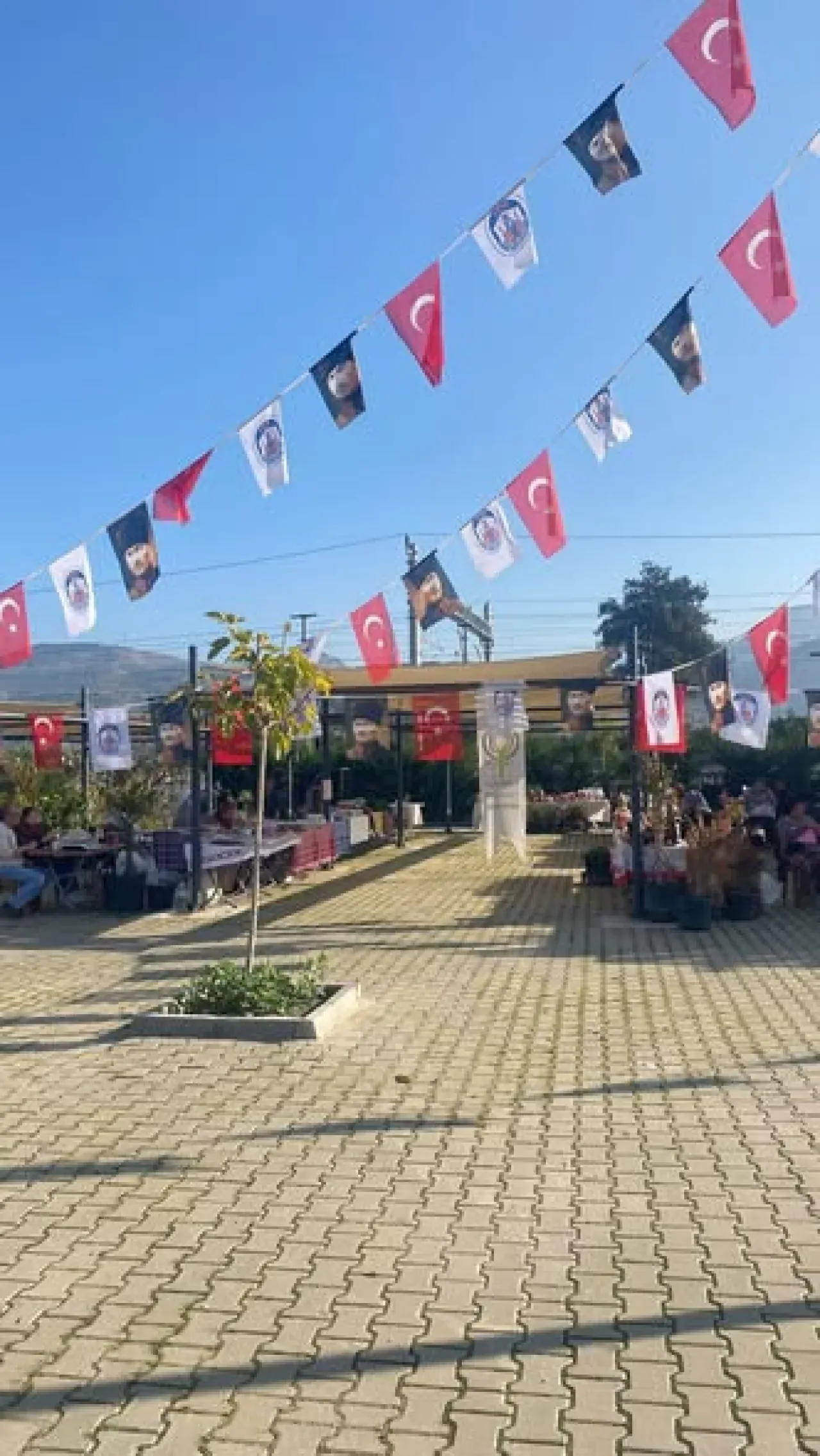 Selçuk'ta Efes Tarlası Yaşam Köyü'nde Üretici Pazarı Coşkusu Selçuk'ta Efes Tarlası Yaşam Köyü'nde Üretici Pazarı Coşkusu