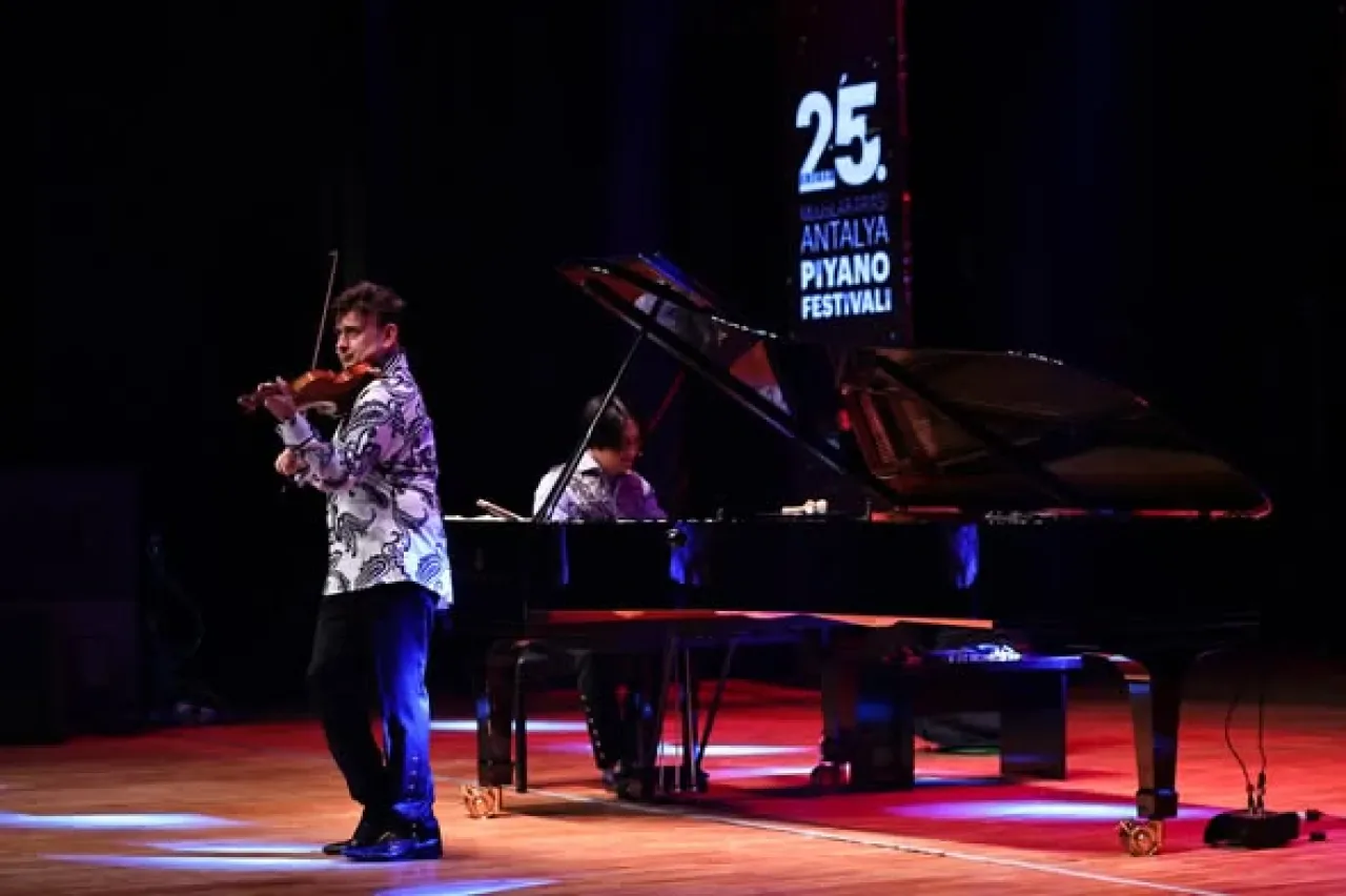 Igudesman & Joo, Antalya Piyano Festivali'ni Unutulmaz Bir Finalle Kapattı Igudesman & Joo, Antalya Piyano Festivali'ni Unutulmaz Bir Finalle Kapattı