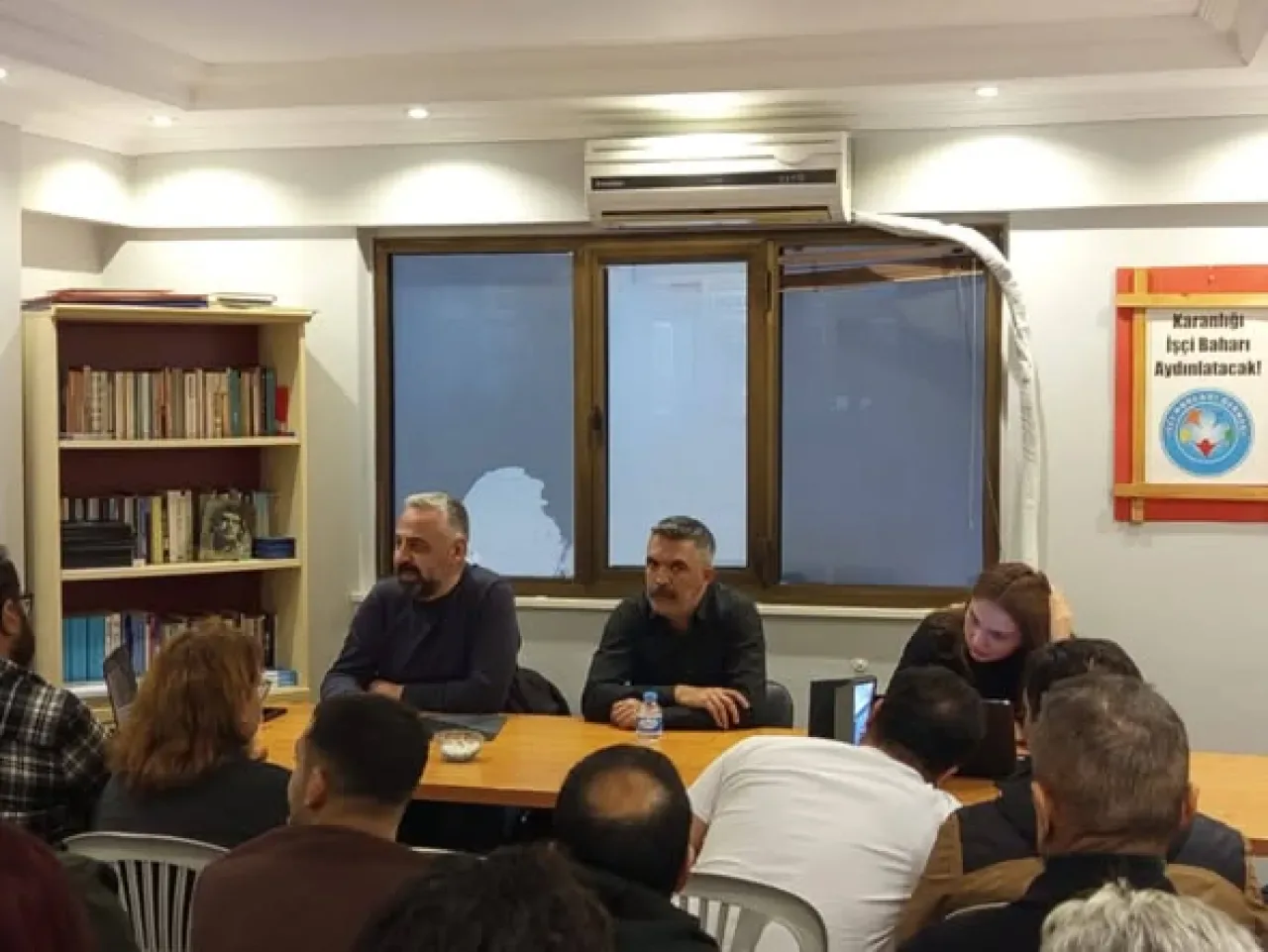 İstanbul'da Asgari Ücret ve Güvencesiz Emek Masaya Yatırıldı İstanbul'da Asgari Ücret ve Güvencesiz Emek Masaya Yatırıldı